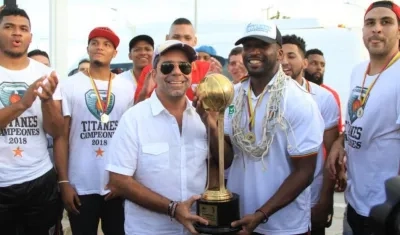 El Alcalde Alejandro Char con los jugadores de Titanes. 