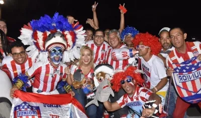 Los hinchas rojiblancos en la entrada del estadio Metropolitano.