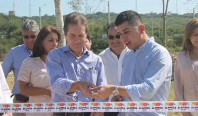 Roberto Moreno, presidente de Amarilo, y el ministro de Vivienda, Jonathan Malagón. 