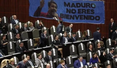  Legisladores del Partido Acción Nacional PAN instalan una pancarta en contra del presidente venezolano, Nicolás Maduro, durante el pleno del recinto legislativo hoy, en Ciudad de México (México).