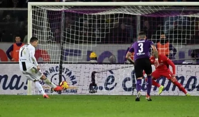 Cristiano Ronaldo marcando de penalti. 