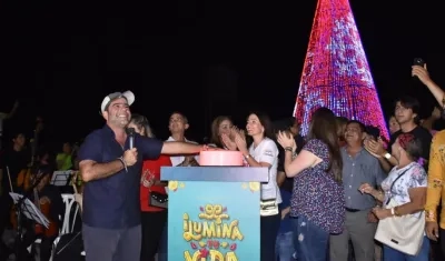 El alcalde Alejandro Char, la Primera Dama Katia Nule y la Consejera para las regiones Karen Abudinen en el Malecón del Río.