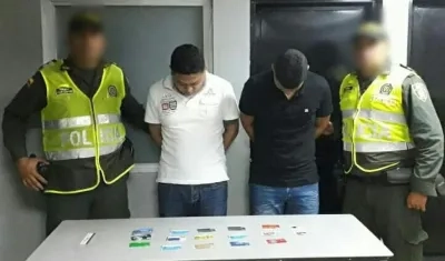 A estas dos personas, según la Policía, los capturaron por el delito de hurto por medios informáticos y semejantes.