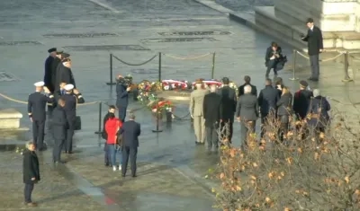 Macron rindió homenaje a la tumba del soldado desconocido, a su regreso del G20.
