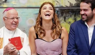 Monseñor Víctor Tamayo y los novios Andrea Jaramillo y Felipe Restrepo.