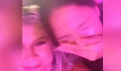 Caya Varón acompañada de una amiga.