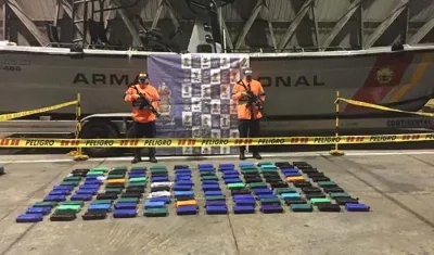 La droga fue hallada en tulas sumergidas y amarradas a las aletas estabilizadoras de la embarcación.