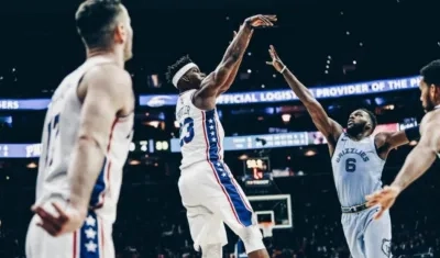 Jimmy Butler intenta una acción de tres puntos. 