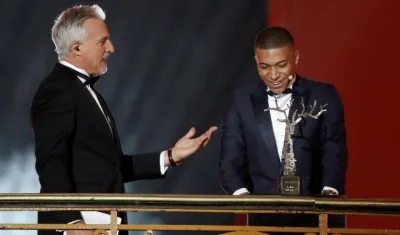 Kylian Mbappé recibe el premio a mejor joven. 