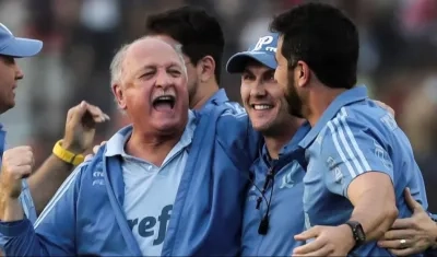 El entrenador de Palmeiras Luiz Felipe Scolari (i)