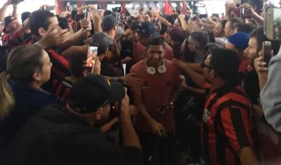 Jugadores del Atlético Paranaense parten del aeropuerto de Curitiba. 