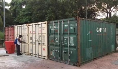 En contenedores al aire libre están 6 toneladas de residuos en San Andrés.