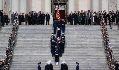 Momento en el que el ataúd llega al Capitolio.