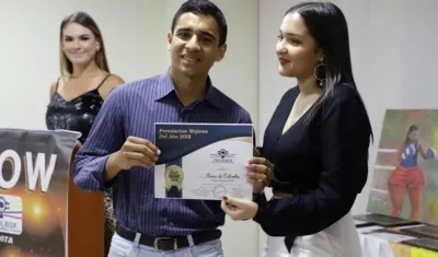 Jeffry Amarales, periodista de Boxeo de Colombia, recibe reconocimiento. 