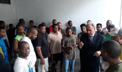 El cónsul colombiano durante una visita a los reclusos.