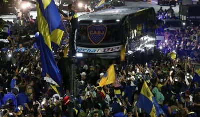 Hinchas de Boca Juniors despidiendo a los jugadores. 