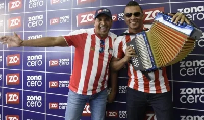 El cantante Farid Ortiz, 'El rey de los pueblos', y su acordeonero Jader Durán.