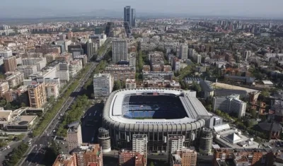 El Paseo de la Castellana, a un costado del estadio Santiago Bernabéu. 
