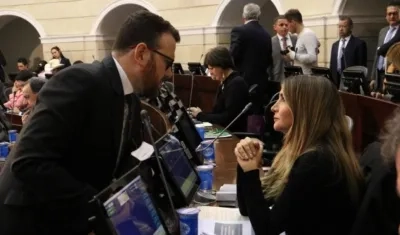 La senadora Nadia Blel dialoga con el también congresista Andrés García.