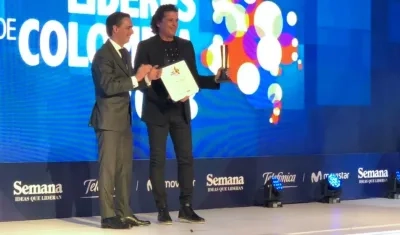 Carlos Vives recibiendo la distinción.