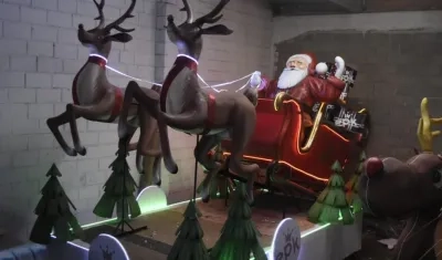 Carroza a gran escala de la marca EPK en la Gran Parada de la Luz.