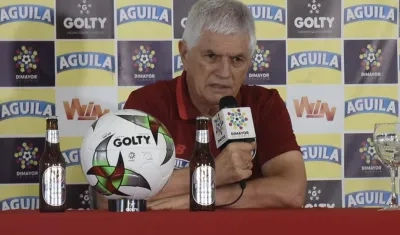 El técnico de Junior, el colombo-uruguayo Julio Comesaña