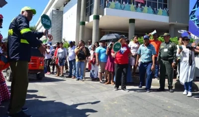 El Alcalde Joao Herrera y la primera gestora Alba Olaya, presidiendo los actos.