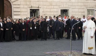 El Papa Francisco en la romana Plaza de España.