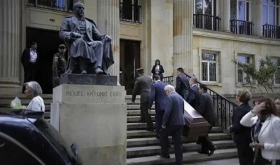 El féretro del expresidente fue llevado en la mañana de este sábado a la Academia de la Lengua.
