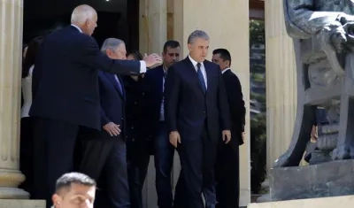 El presidente de Colombia, Iván Duque (c), sale de la Academia Colombiana de la Lengua, lugar de velación del expresidente Belisario Betancur