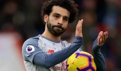 Mohamed Salah con el balón del partido, tras marcar los tres goles. 