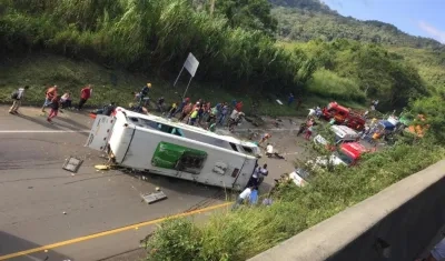Autobús en el que viajaban por una carretera del departamento colombiano del Valle del Cauca