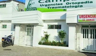 La mujer falleció cuando recibía atención médica.