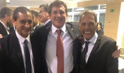 Ramón Díaz, extécnico de River Plate, el presidente de la Conmebol, Alejandro Domínguez y el extécnico de Boca, Miguel Ángel Russo.