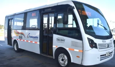Uno de los vehículos alimentadores de la ruta El Manantial.
