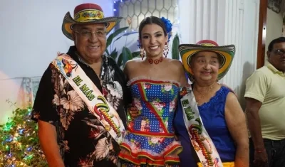 El músico e intérprete Alci Acosta, la Reina del Carnaval y Ruth, la esposa del artista.