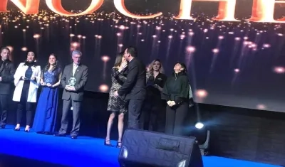 El Secretario de Educación del Atlántico, Dagoberto Barraza, recibiendo el reconocimiento.