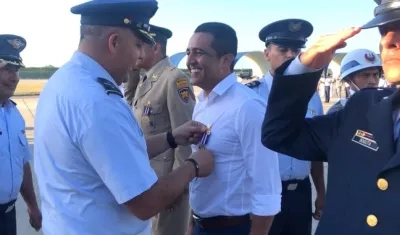 El Coronel Álvaro Pino, Comandante de CACOM 3,  condecorando a Pedro Lemus.