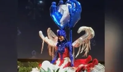 Miss Puerto Rico durante la caída en pasarela de Miss Universo.