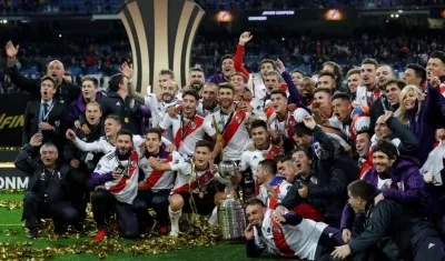 Los jugadores de River Plate con la copa tras vencer a Boca Juniors en el partido de vuelta de la final de la Copa Libertadores