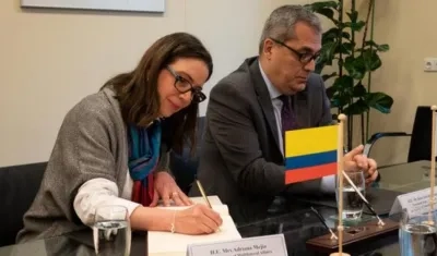 El Director General de OPCW, Fernando Arias, y la Viceministra de Asuntos Multilaterales, Adriana Mejía.