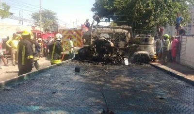 Incendió su motocicleta cuando ya estaba sobre una grúa tras ser inmovilizada
