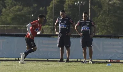 Teófilo Gutiérrez realiza trabajos físicos, ante la mirada de Maikol Ortíz y César Gaitán. 