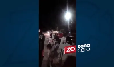Algunos residentes agredieron a los policías hasta el punto que tiran su moto oficial al suelo.