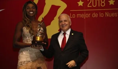 Caterine Ibargüen, mejor atleta del año COC y Baltazar Medina, presidente del COC.