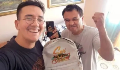 El joven Brian y su padre celebrando el pase de oro.