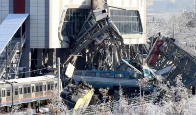 Así quedaron los vagones del tren de alta velocidad en Ankara.