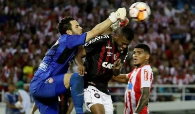 Sebastián Viera sale a cortar un centro contra un delantero brasileño. 