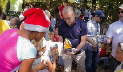 El Gobernador del Atlántico, Eduardo Verano, en una de las novenas del año anterior.