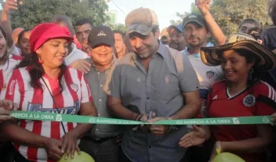 Acompañado por la comunidad de los barrios Lipaya y Evaristo Sourdís, el alcalde Alejandro Char recorrió los 400 metros de vías pavimentadas